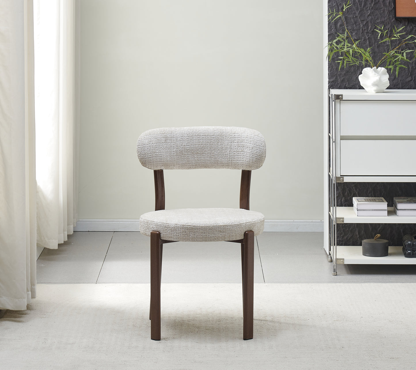 Chaise Naya pied noyer / tissu marbella beige