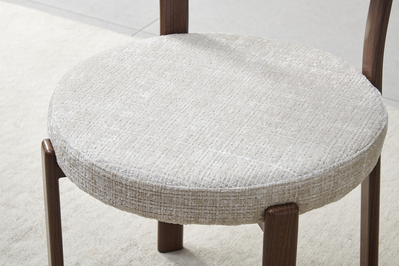 Chaise Naya pied noyer / tissu marbella beige